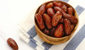 Cekricek.id, Kesehatan – Konsumsi tiga butir kurma saat berbuka puasa ternyata memiliki begitu banyak manfaat bagi tubuh. Kata dokter, menu bercita rasa manis ini disebut memiliki kandungan nutrisi yang baik dan sangat direkomendasikan untuk kesehatan.