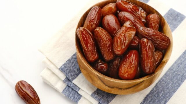 Cekricek.id, Kesehatan – Konsumsi tiga butir kurma saat berbuka puasa ternyata memiliki begitu banyak manfaat bagi tubuh. Kata dokter, menu bercita rasa manis ini disebut memiliki kandungan nutrisi yang baik dan sangat direkomendasikan untuk kesehatan.