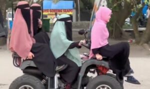 Cekricek.id, Berita Viral – Belakangan ini viral sebuah video yang memperlihatkan empat orang wanita behijab dengan tiga di antaranya memakai cadar naik motor ATV di tepi pantai. Mereka pun jadi pusat perhatian saat itu hingga menjadi perbincangan di kalangan warganet.