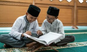 Cekricek.id, Portal Islam – Pada bulan Ramadhan, kita pasti sering mendengar ungkapan bahwa setan-setan pada masa ini akan dibelenggu sehingga tak bisa mengganggu manusia. Namun, pada kenyataannya hal itu tidak membuat kejahatan semata-mata hilang dari muka bumi.