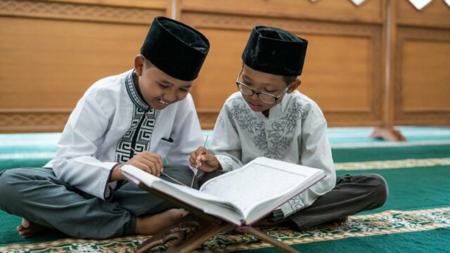 Cekricek.id, Portal Islam – Pada bulan Ramadhan, kita pasti sering mendengar ungkapan bahwa setan-setan pada masa ini akan dibelenggu sehingga tak bisa mengganggu manusia. Namun, pada kenyataannya hal itu tidak membuat kejahatan semata-mata hilang dari muka bumi.