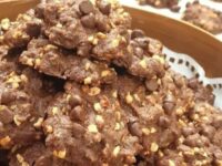 Cekricek.id, Kuliner – Resep choco nut cookies bisa dijadikan sebagai salah satu cemilan andalan pengisi toples kaca di meja tamu. Terlebih untuk momen lebaran yang menuntut banyak orang untuk menghidangkan ragam kue manis dan enak. Selain itu, menjadikannya sebagai makanan berbuka puasa juga bukanlah ide yang buruk.