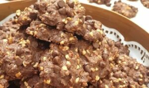 Cekricek.id, Kuliner – Resep choco nut cookies bisa dijadikan sebagai salah satu cemilan andalan pengisi toples kaca di meja tamu. Terlebih untuk momen lebaran yang menuntut banyak orang untuk menghidangkan ragam kue manis dan enak. Selain itu, menjadikannya sebagai makanan berbuka puasa juga bukanlah ide yang buruk.