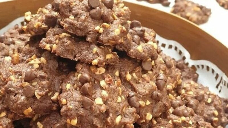 Cekricek.id, Kuliner – Resep choco nut cookies bisa dijadikan sebagai salah satu cemilan andalan pengisi toples kaca di meja tamu. Terlebih untuk momen lebaran yang menuntut banyak orang untuk menghidangkan ragam kue manis dan enak. Selain itu, menjadikannya sebagai makanan berbuka puasa juga bukanlah ide yang buruk.