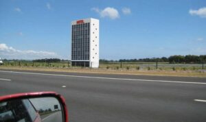 Cekricek.id - Hotel EastLink yang terletak di sepanjang jalan raya di luar Melbourne, di negara bagian Victoria Australia ini sering membuat orang-orang terkecoh. Bangunan bertingkat tinggi yang terlihat seperti hotel ini pada kenyataannya hanyalah sebuah patung yang tidak biasa.