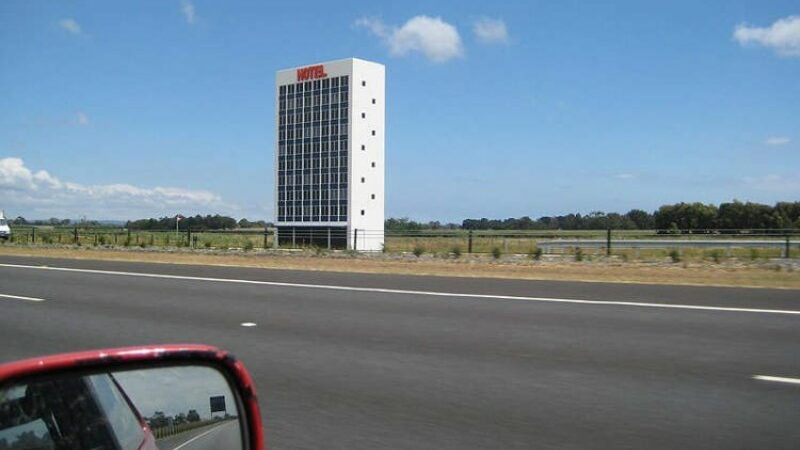 Cekricek.id - Hotel EastLink yang terletak di sepanjang jalan raya di luar Melbourne, di negara bagian Victoria Australia ini sering membuat orang-orang terkecoh. Bangunan bertingkat tinggi yang terlihat seperti hotel ini pada kenyataannya hanyalah sebuah patung yang tidak biasa.