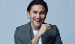 Cekricek.id, Film – Vino G. Bastian selalu sukses membuat penontonnya terpukau setiap kali dirinya membintangi sebuah film layar lebar. Aktor tampan yang sudah lama berkecimpung di dunia hiburan bahkan sejak tahun 2004 lalu. Tentunya, sudah ada puluhan judul dan karakter yang diperankannya.