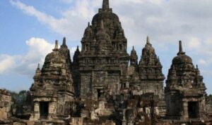 Cekricek.id – Siapa yang menyangka bahwa sejak zaman kerajaan Majapahit dulu, tindak korupsi dan pengemplang pajak sudah hadir di tengah masyarakat dan pemerintahan. Orang-orang pada masa itu juga memiliki cara tersendiri untuk memberikan hukuman pada dua tindak kejahatan tersebut.