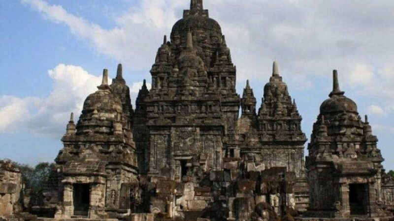 Cekricek.id – Siapa yang menyangka bahwa sejak zaman kerajaan Majapahit dulu, tindak korupsi dan pengemplang pajak sudah hadir di tengah masyarakat dan pemerintahan. Orang-orang pada masa itu juga memiliki cara tersendiri untuk memberikan hukuman pada dua tindak kejahatan tersebut.