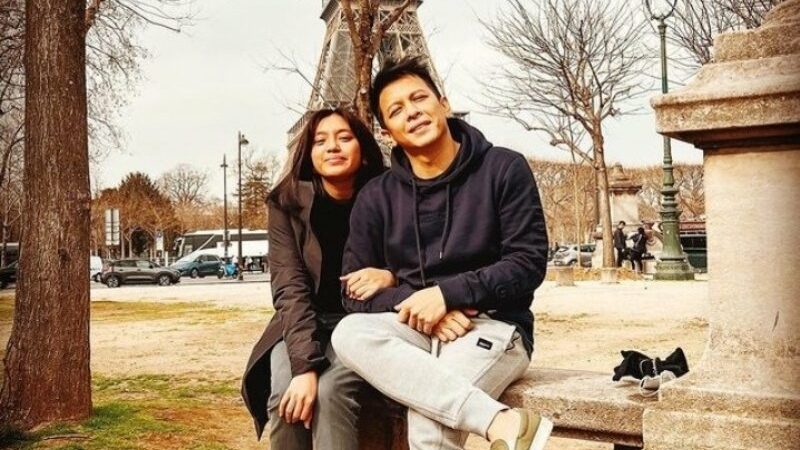 Cekricek.id, Berita Seleb dan Berita Artis – Alleia, anak semata wayang Ariel Noah memang sering membuat publik penasaran. Sebagai putri dari penyanyi terkenal yang digilai banyak wanita semasa mudanya, tentu saja dia pun berkesempatan untuk disorot juga.