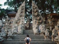 Cekricek.id, Objek Wisata – Bali telah menjadi spot wisata yang sangat digemari oleh turis asing. Tidak heran, jika berkunjung ke sana kita akan bertemu banyak bule yang menghabiskan waktu liburan mereka di pantai dan sekitarnya. Namun, beberapa waktu terakhir, tak jarang penduduk lokal dibuat kesal oleh wisatawan asing tersebut.