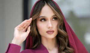 Cekricek.id, Berita Seleb dan Berita Artis – Cinta Laura membuat para penggemarnya semakin terpukau dengan penampilan baru yang ia tunjukkan baru-baru ini. Jika biasanya, aktris cantik itu tampil dengan outfit minim bergaya modern, kali ini dia mengenakan selendang dan gamis yang membuatnya terlihat sholeha di mata netizen.