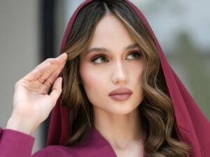 Cekricek.id, Berita Seleb dan Berita Artis – Cinta Laura membuat para penggemarnya semakin terpukau dengan penampilan baru yang ia tunjukkan baru-baru ini. Jika biasanya, aktris cantik itu tampil dengan outfit minim bergaya modern, kali ini dia mengenakan selendang dan gamis yang membuatnya terlihat sholeha di mata netizen.