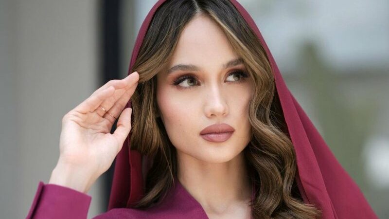 Cekricek.id, Berita Seleb dan Berita Artis – Cinta Laura membuat para penggemarnya semakin terpukau dengan penampilan baru yang ia tunjukkan baru-baru ini. Jika biasanya, aktris cantik itu tampil dengan outfit minim bergaya modern, kali ini dia mengenakan selendang dan gamis yang membuatnya terlihat sholeha di mata netizen.
