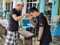 Cekricek.id, Berita Artis dan Berita Seleb - Santri Kilat, Aming ‘Berhasil’ Kenalkan Coki Pardede Islam