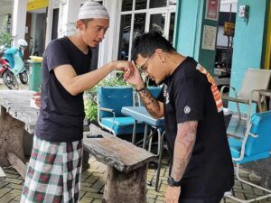 Cekricek.id, Berita Artis dan Berita Seleb - Santri Kilat, Aming ‘Berhasil’ Kenalkan Coki Pardede Islam