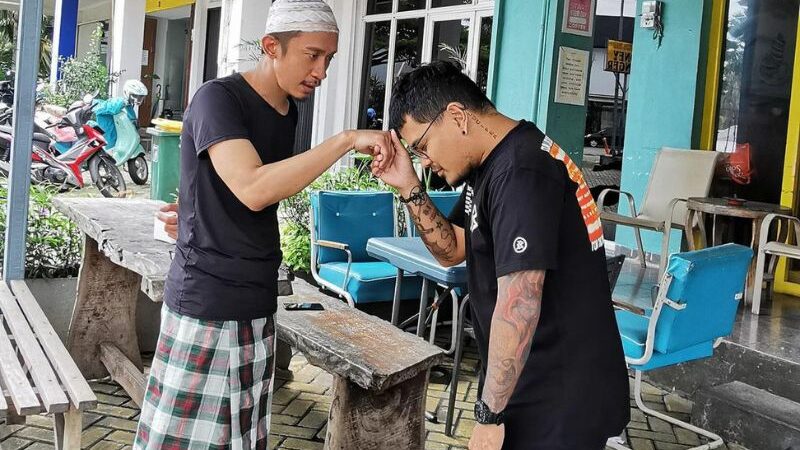 Cekricek.id, Berita Artis dan Berita Seleb - Santri Kilat, Aming ‘Berhasil’ Kenalkan Coki Pardede Islam