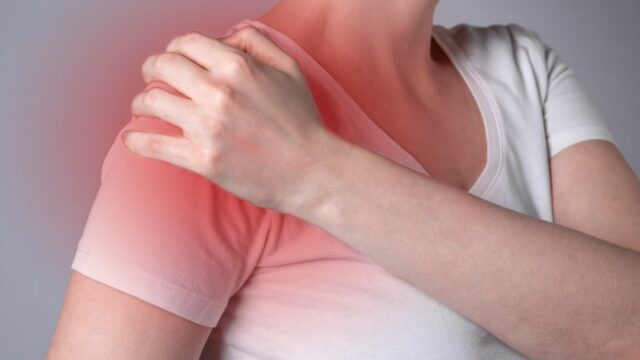 Cekricek.id, Kesehatan - Jika merasakan sakit atau nyeri bahu jangan pernah anggap sepele. Kurang lebih ada tiga penyebab nyeri di bahu