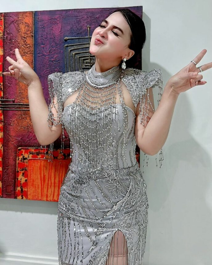 Bajunya Mewah Banget, Dianna Dee Starlight Cantiknya Nggak Pernah Kadaluarsa 6 Lampiran Gambar