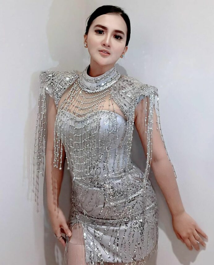 Bajunya Mewah Banget, Dianna Dee Starlight Cantiknya Nggak Pernah Kadaluarsa 5 Lampiran Gambar