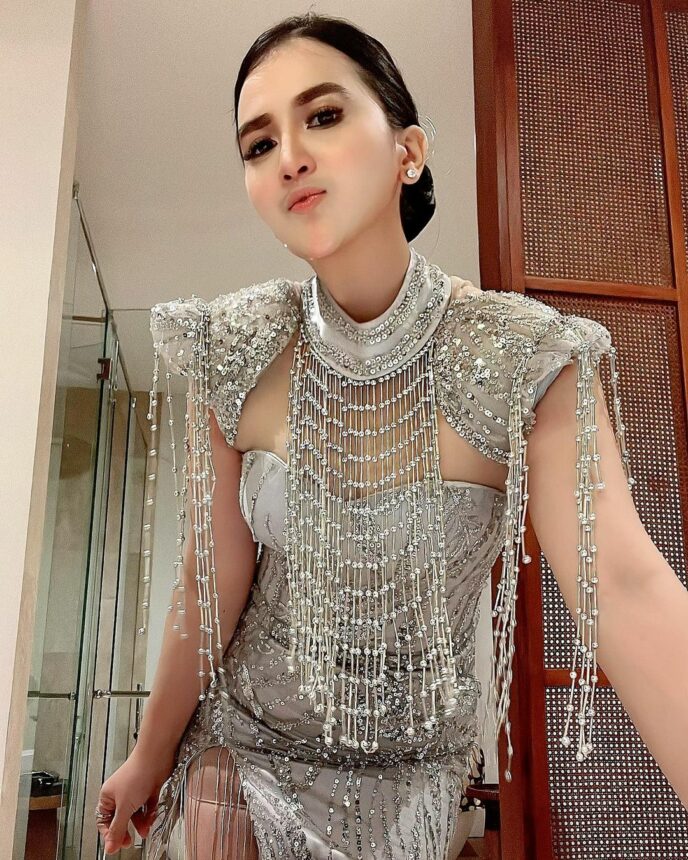 Bajunya Mewah Banget, Dianna Dee Starlight Cantiknya Nggak Pernah Kadaluarsa 4 Lampiran Gambar