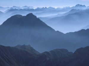 Cekricek.id, Portal Islam - Dalam agama Islam dikenal ada salah satu gunung tersembunyi bernama Gunung Qaf, paling misterius di bumi