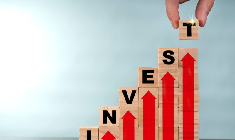 Cekricek.id, Asuransi - Sampai kini masih banyak yang membandingkan antara asuransi vs investasi. Mana yang paling menguntungkan?