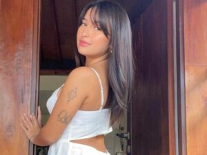 Cekricek.id, Berita Artis dan Berita Seleb - Artis cantik Jennifer Coppen kini memamerkan sebuah foto seadanya saat hanya berdiri di depan pintu.