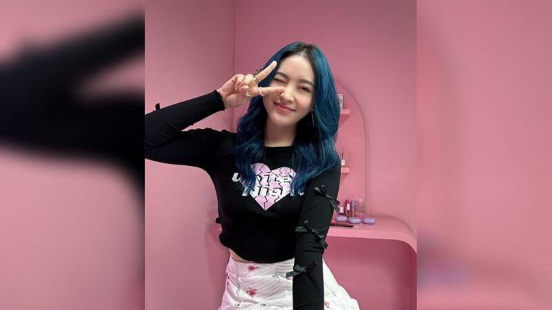 Cekricek.id, Berita Artis dan Berita Seleb - Artis cantik Natasha Wilona memilih mewarnai rambut menjadi warna biru, netizen malah salfok