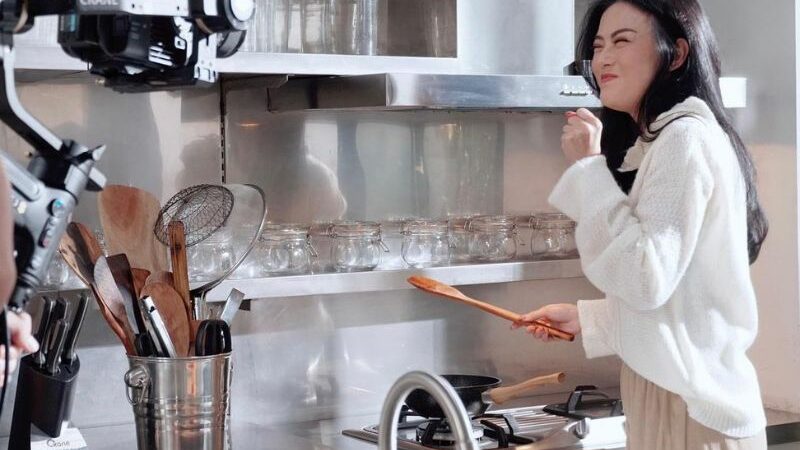 Cekricek.id, Berita Seleb dan Berita Artis - Nita Gunawan memiliki cara yang begitu jempol saat memberikan kode minta dibawa ke penghulu.