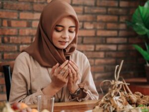 Inilah tiga larangan yang sebaiknya Kamu hindari saat berpuasa karena dapat membatalkan puasa dan puasa akan menjadi sia-sia.