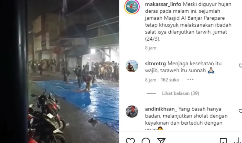 Masyaallah Diterpa Hujan Deras, Sejumlah Orang Tetap Khusyuk Salat Tarawih Meski Basah-basahan 2 Cekricek.id, Berita Viral - Salat tarawih termasuk dalam salat yang paling ditunggu dijalankan oleh umat muslim, meski hujan deras tetap dilanjutkan