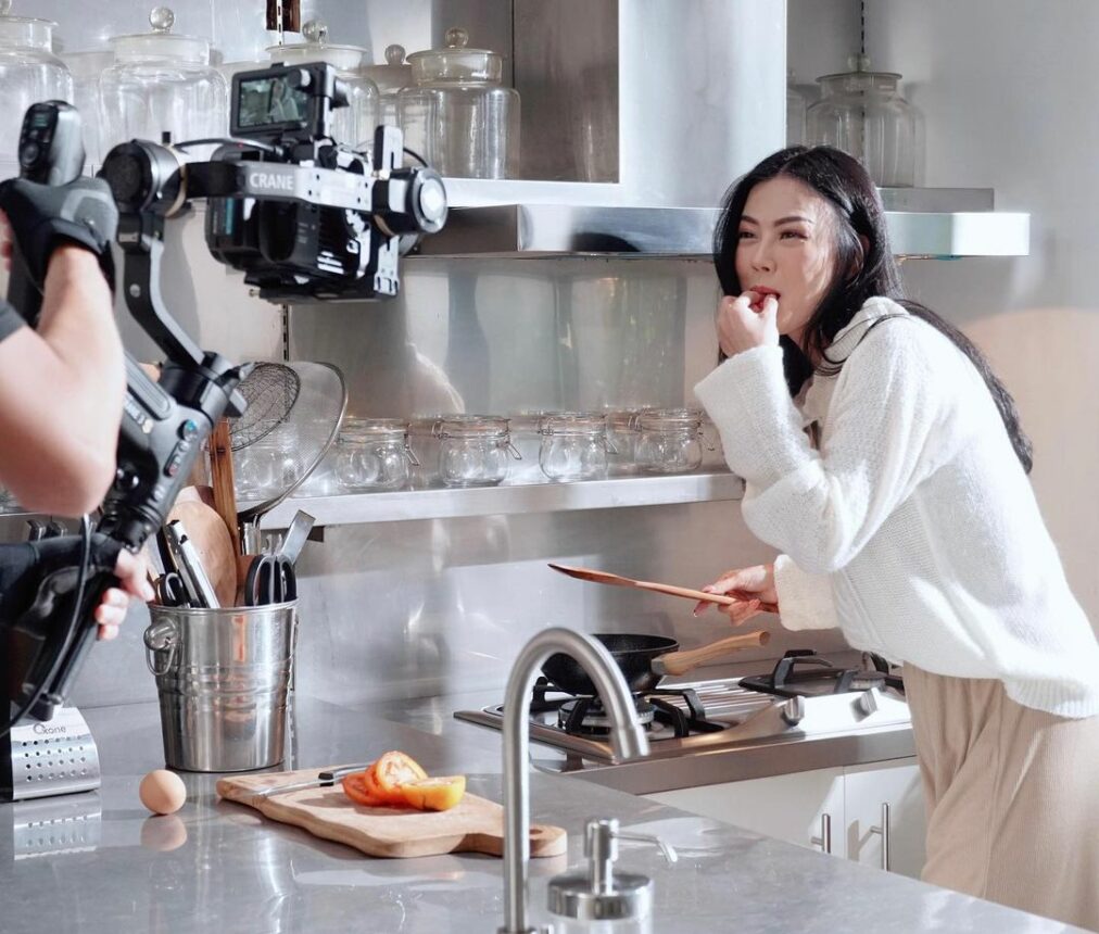 Kodenya Minta Dibawa Ke Penghulu Terlalu Jempol, Nita Gunawan Suguhkan Senyuman Super Manis 2 Cekricek.id, Berita Seleb dan Berita Artis - Nita Gunawan memiliki cara yang begitu jempol saat memberikan kode minta dibawa ke penghulu.