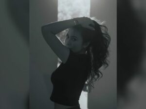 Cekricek.id, Berita Seleb dan Berita Artis - Intip Potret Siluet Wulan Guritno Sambil Pegang Rambut, Emang Aduhai Banget