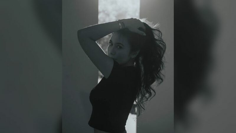 Cekricek.id, Berita Seleb dan Berita Artis - Intip Potret Siluet Wulan Guritno Sambil Pegang Rambut, Emang Aduhai Banget