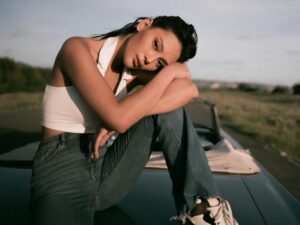 Erika Carlina pernah hampir diperkosa oleh sopir taksi online karena pulang sendirian dalam keadaan mabuk berat, Senin (02/03/2023).