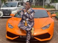 Pengacara kondang Hotman Paris dicecar netizen usai membagikan video sejumlah pengunjung klub miliknya yang tidak memakai baju dan asik dugem.