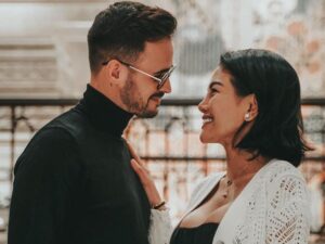 Nikita Mirzani belum lama ini akhirnya dilamar oleh sang kekasih bulenya dengan sebuah cincin yang disematka di jari manis Nikita Mirzani.