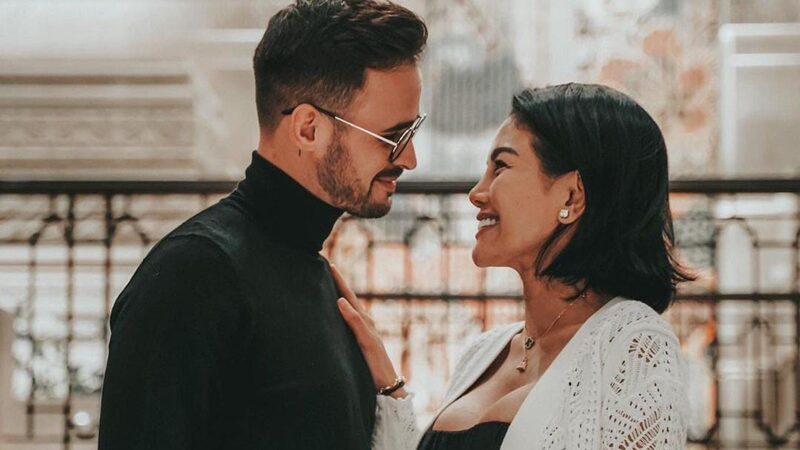 Nikita Mirzani belum lama ini akhirnya dilamar oleh sang kekasih bulenya dengan sebuah cincin yang disematka di jari manis Nikita Mirzani.