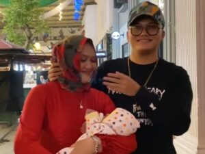 Rizky Febian belum lama ini buka suara soal sikap ibunya, Lina yang mendadak berubah setelah kenal dengan seorang laki-laki hingga berubah drastis.