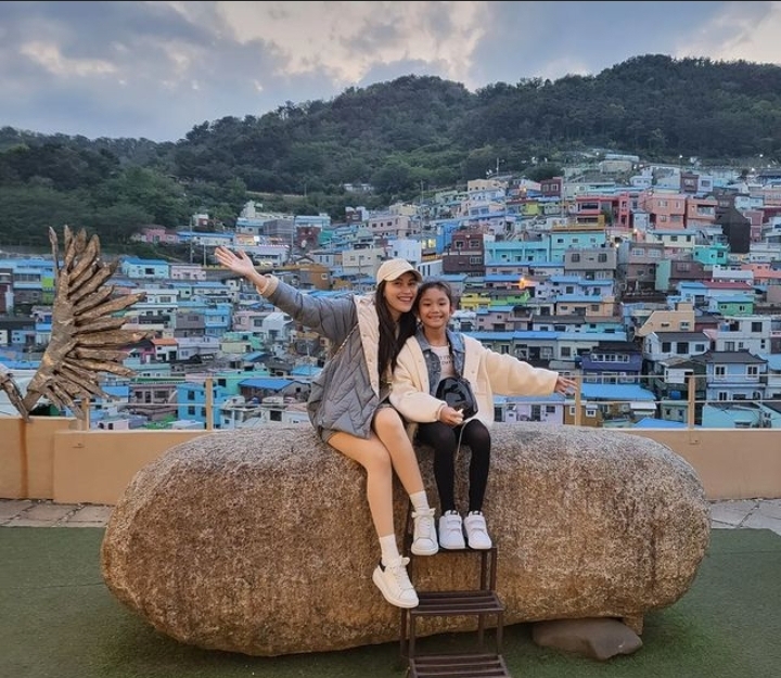 Cekricek.id, berita seleb dan berita artis - Ayu Ting Ting Boyong Keluarga Libur Lebaran ke Luar Negeri, Ini Alasan Memilih Korea Selatan