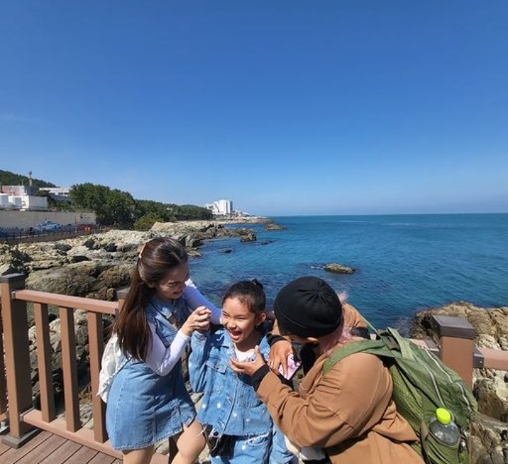 Cekricek.id, berita seleb dan berita artis - Ayu Ting Ting Boyong Keluarga Libur Lebaran ke Luar Negeri, Ini Alasan Memilih Korea Selatan