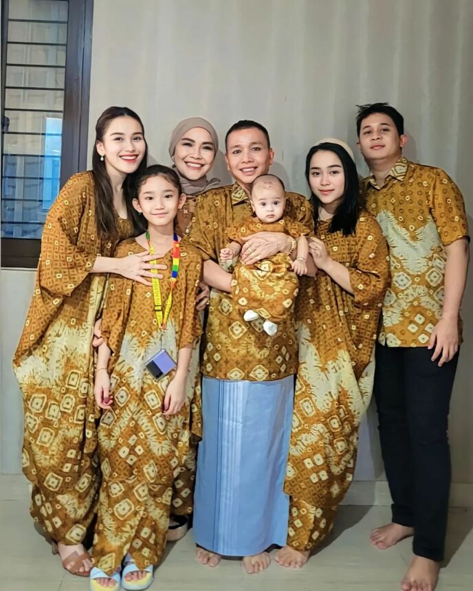 Intip Outfit Ayu Ting Ting dan Keluarga Saat Rayakan Lebaran, Beda Hari Beda Gaya 6 Cekricek.id, Berita Seleb dan Berita Artis - Intip Outfit Ayu Ting Ting dan Keluarga Saat Rayakan Lebaran, Beda Hari Beda Gaya