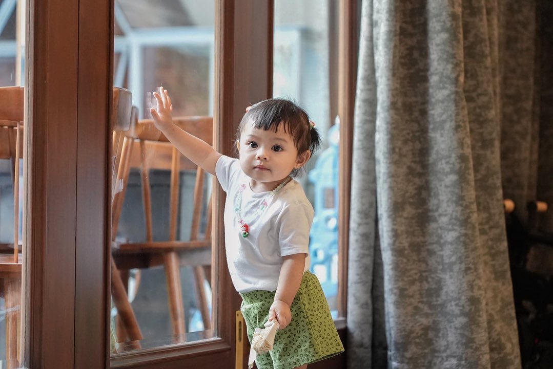 Cekricek.id, berita seleb dan berita artis - Ameena dengan Penampilan Baru, Rambut Kepang Dua Bikin Netizen Gemas: Gemoy Banget