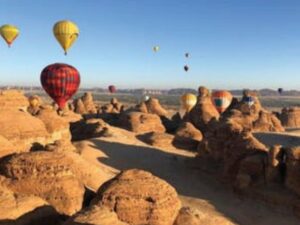 Cekricek.id, Objek Wisata - Festival Langit Al Ula di Arab Saudi menawarkan pengunjung berbagai kesempatan unik untuk menjelajahi langit kota kuno melalui berbagai wahana seperti balon udara dan naik helikopter. Festival ini akan berlangsung dari 26 April hingga 13 Mei di salah satu tujuan wisata paling populer di sana.