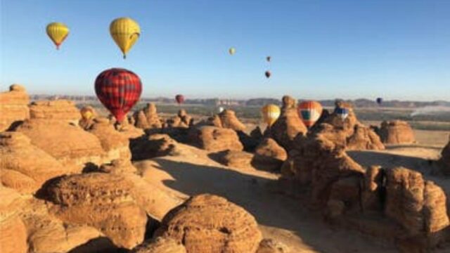 Cekricek.id, Objek Wisata - Festival Langit Al Ula di Arab Saudi menawarkan pengunjung berbagai kesempatan unik untuk menjelajahi langit kota kuno melalui berbagai wahana seperti balon udara dan naik helikopter. Festival ini akan berlangsung dari 26 April hingga 13 Mei di salah satu tujuan wisata paling populer di sana.