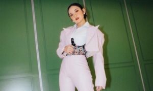 Cekricek.id, Berita Seleb dan Berita Artis – Mahalini menyorot perhatian netizen saat sebuah video konsernya beredar di media sosial. Potongan tayangan tersebut memperlihatkan suasana panggung tempat dia bernyanyi bersama tim iringan musiknya. Namun, saat hendak membawakan sebuah lagu ada tragedi yang membuatnya harus menghentikan lagunya.