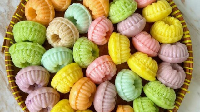 Cekricek.id, Kuliner – Apem nasi, adalah salah satu resep sajian kue basah bercita rasa manis yang bisa dijadikan sebagai menu takjil di bulan Ramadhan. Cara membuatnya yang cukup mudah dan bahan-bahan yang sederhana tentunya akan memudahkan para ibu di rumah untuk menyajikannya.