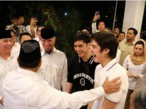 Cekricek.id, Berita Seleb dan Berita Artis – Kedua putra Ahmad Dhani, Al Ghazali dan El Rumi memulai debut barunya di dunia politik. Artis muda yang ramai diidolakan kaum hawa ini diperkenalkan langsung oleh Prabowo Subianto sebagai kader baru dari partai politik naungannya, Gerindra.