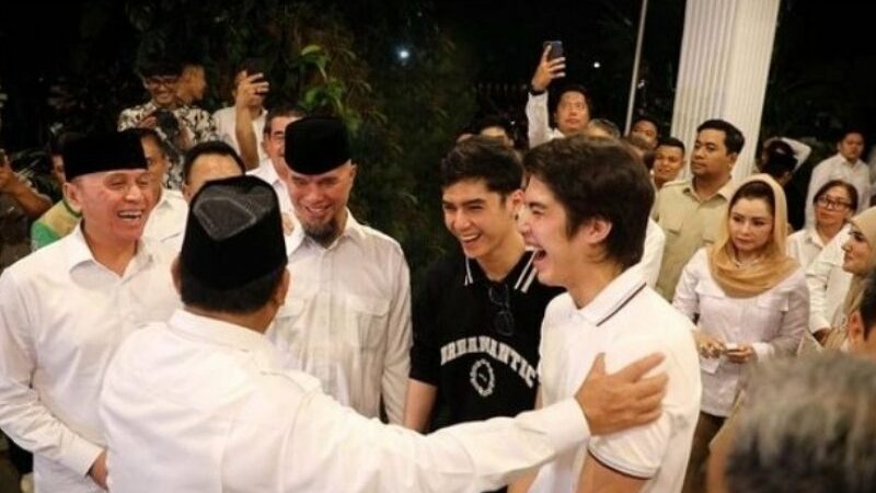 Cekricek.id, Berita Seleb dan Berita Artis – Kedua putra Ahmad Dhani, Al Ghazali dan El Rumi memulai debut barunya di dunia politik. Artis muda yang ramai diidolakan kaum hawa ini diperkenalkan langsung oleh Prabowo Subianto sebagai kader baru dari partai politik naungannya, Gerindra.